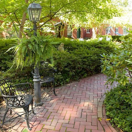 Louisville Bourbon Inn Bagian luar foto