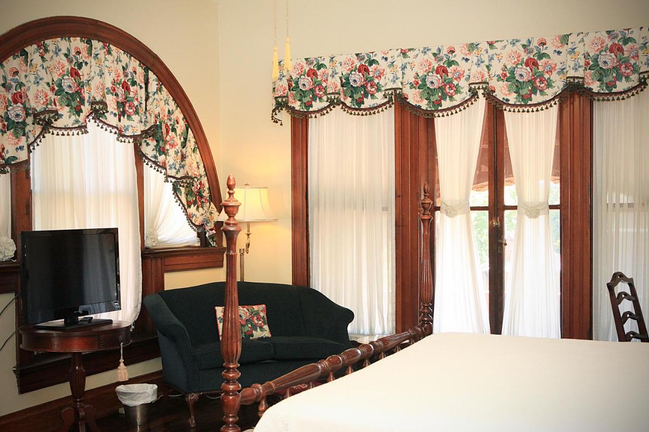Louisville Bourbon Inn Bagian luar foto