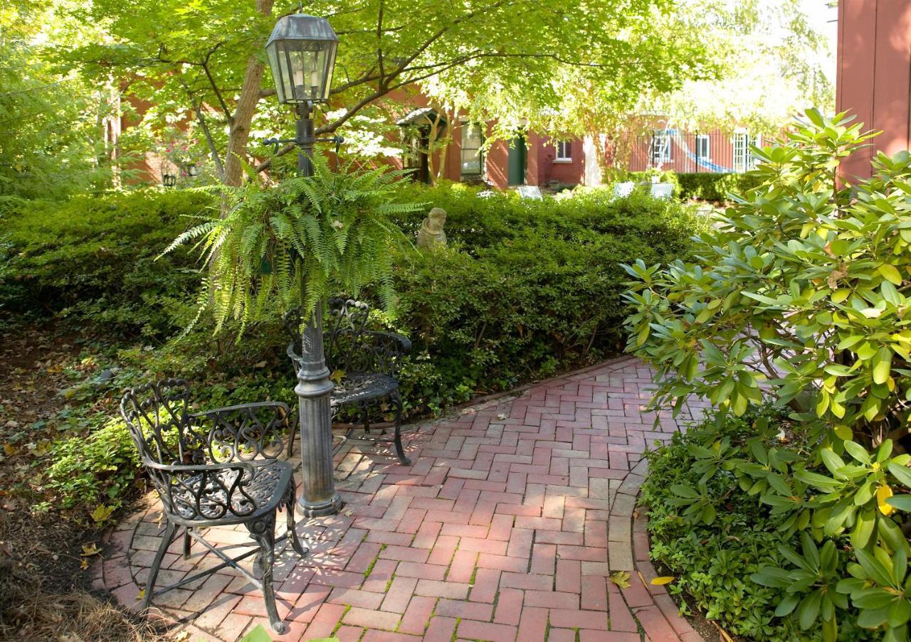 Louisville Bourbon Inn Bagian luar foto