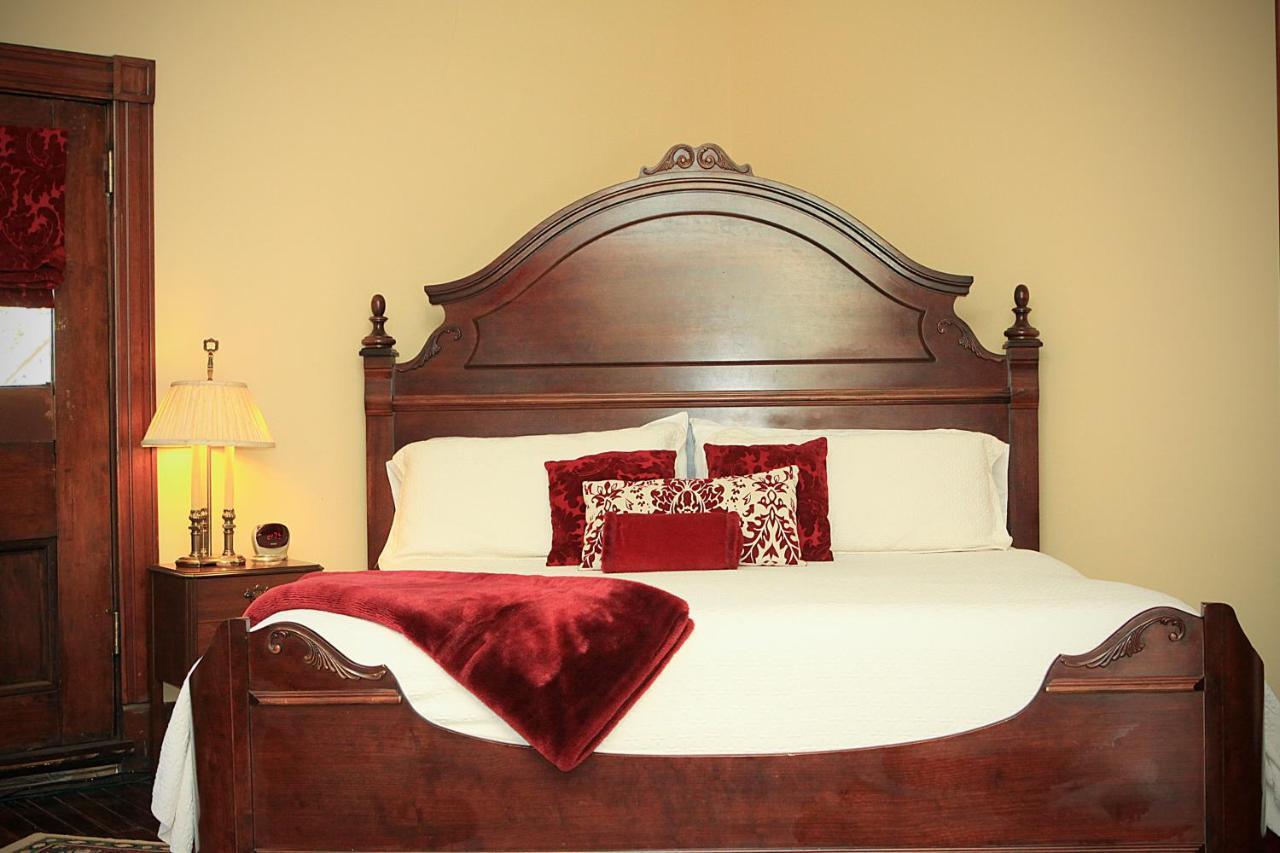 Louisville Bourbon Inn Bagian luar foto
