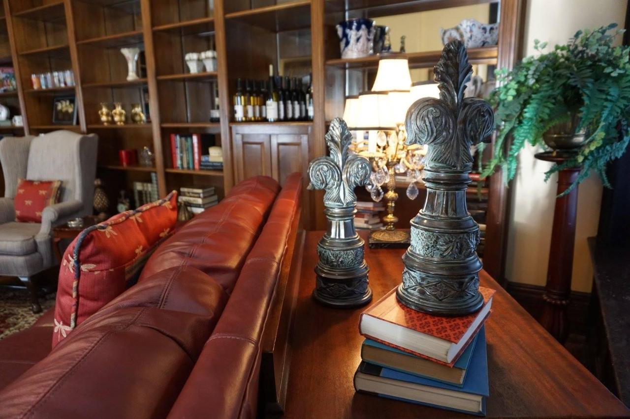 Louisville Bourbon Inn Bagian luar foto