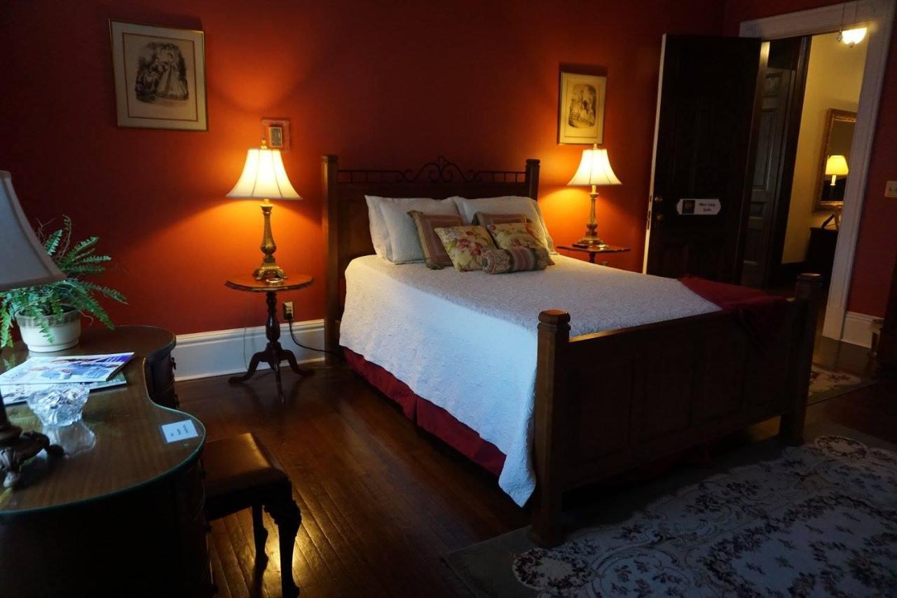 Louisville Bourbon Inn Bagian luar foto