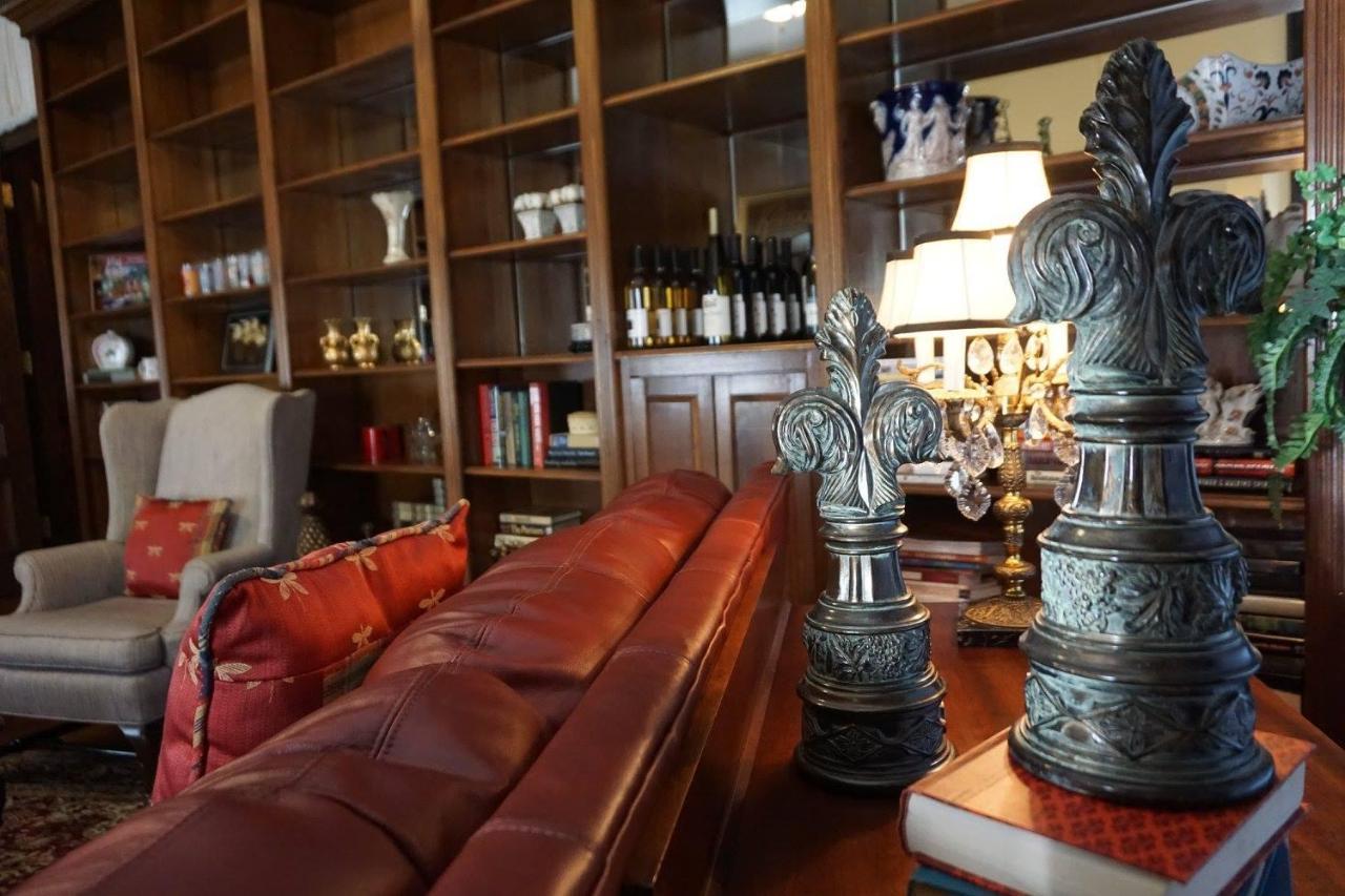 Louisville Bourbon Inn Bagian luar foto