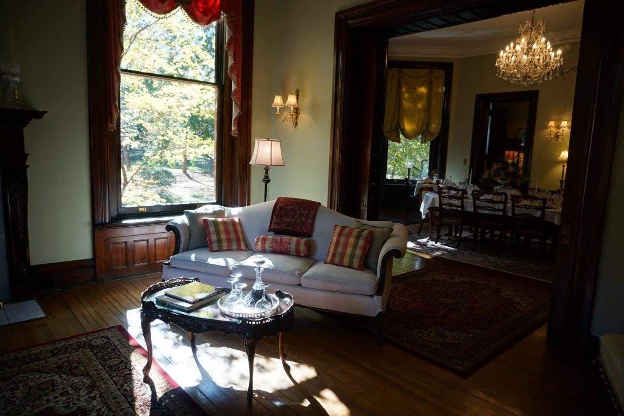 Louisville Bourbon Inn Bagian luar foto