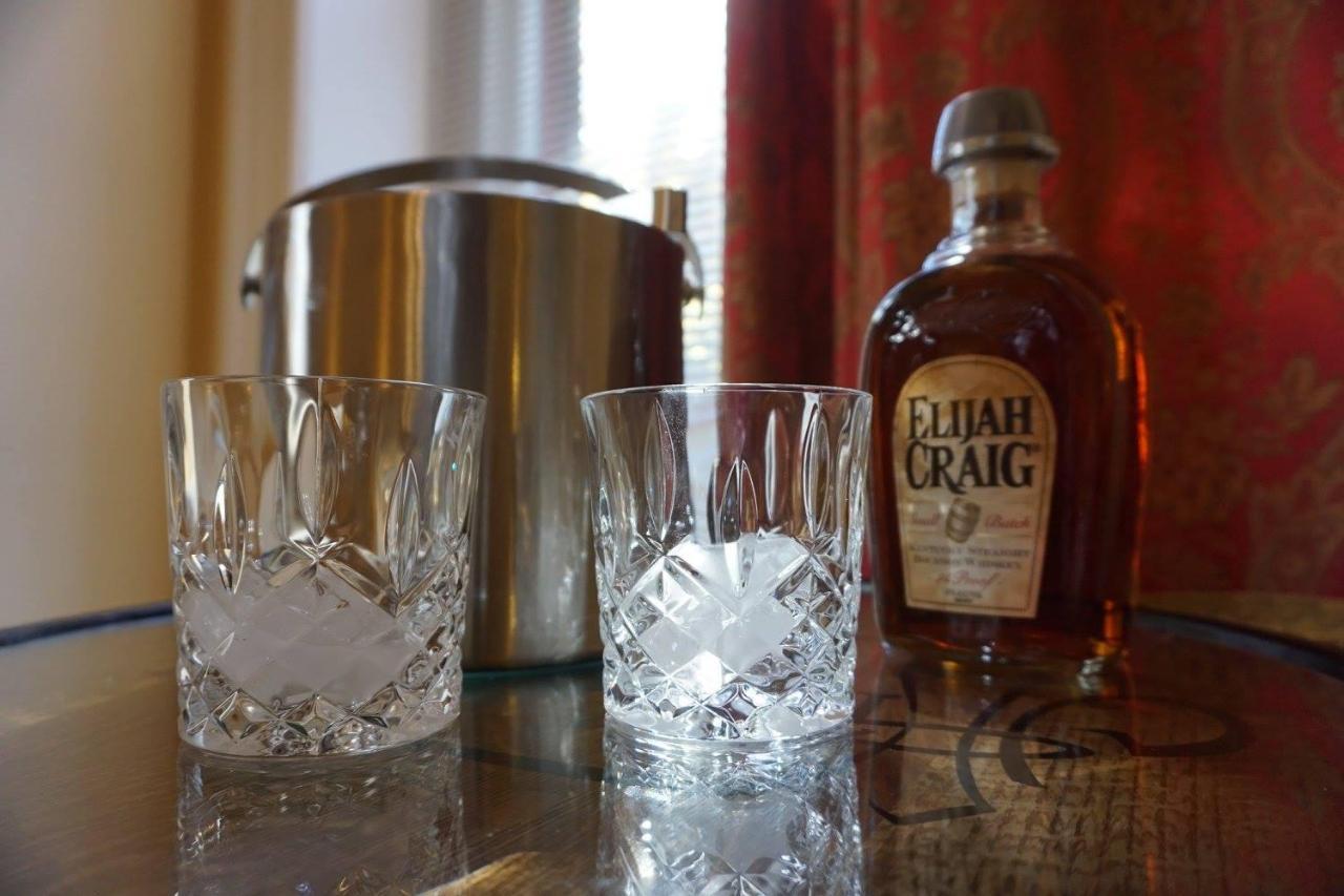 Louisville Bourbon Inn Bagian luar foto