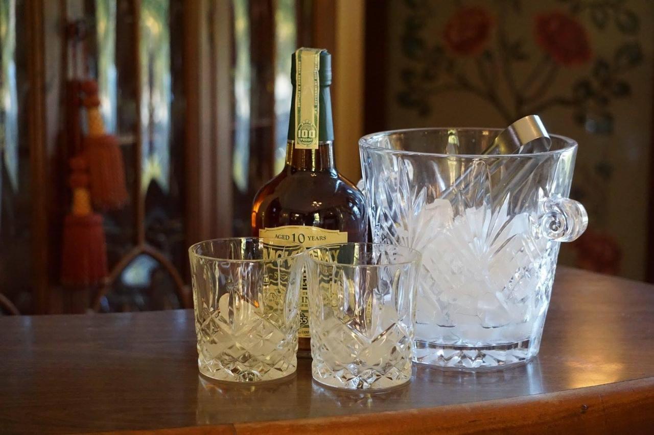 Louisville Bourbon Inn Bagian luar foto