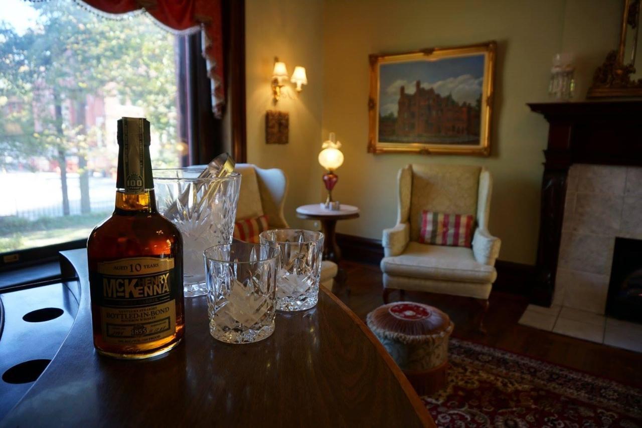 Louisville Bourbon Inn Bagian luar foto