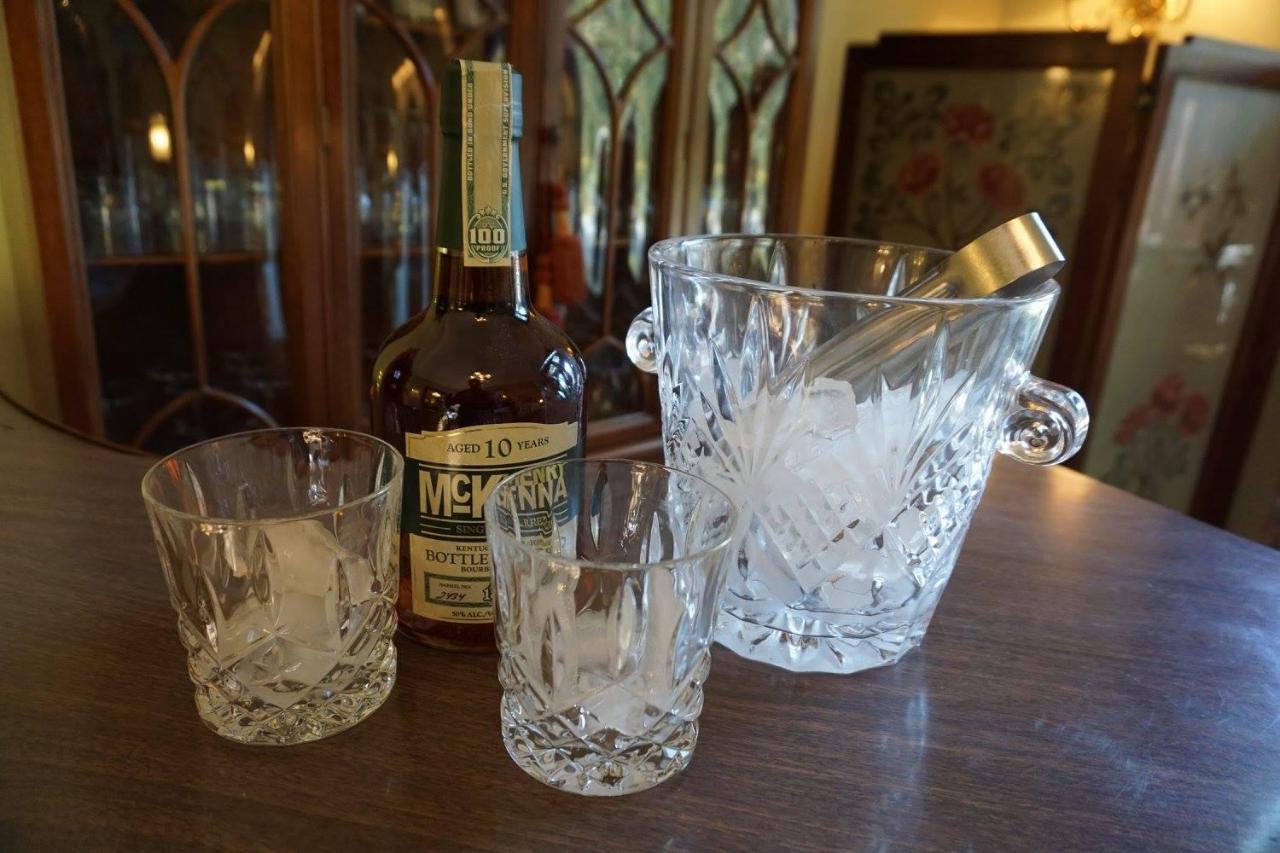 Louisville Bourbon Inn Bagian luar foto
