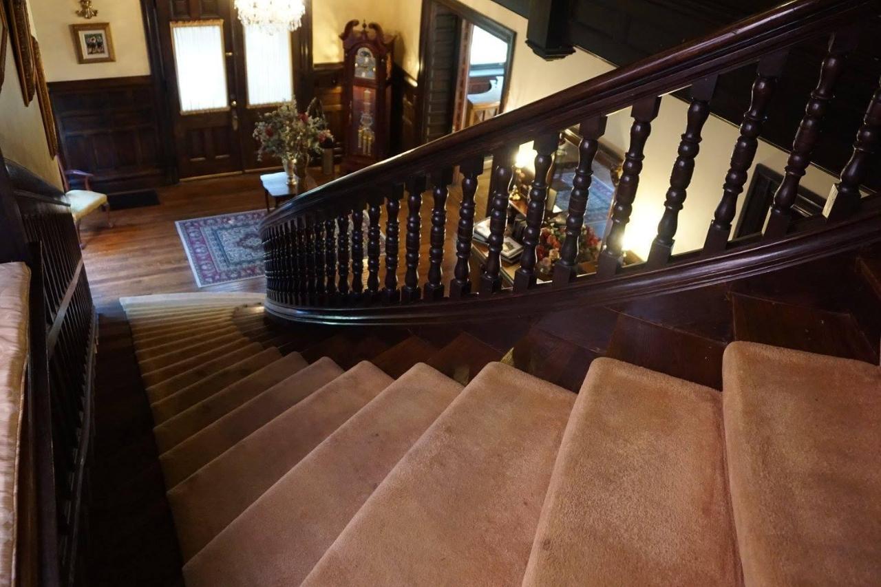 Louisville Bourbon Inn Bagian luar foto