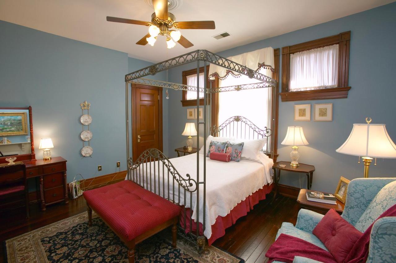 Louisville Bourbon Inn Bagian luar foto