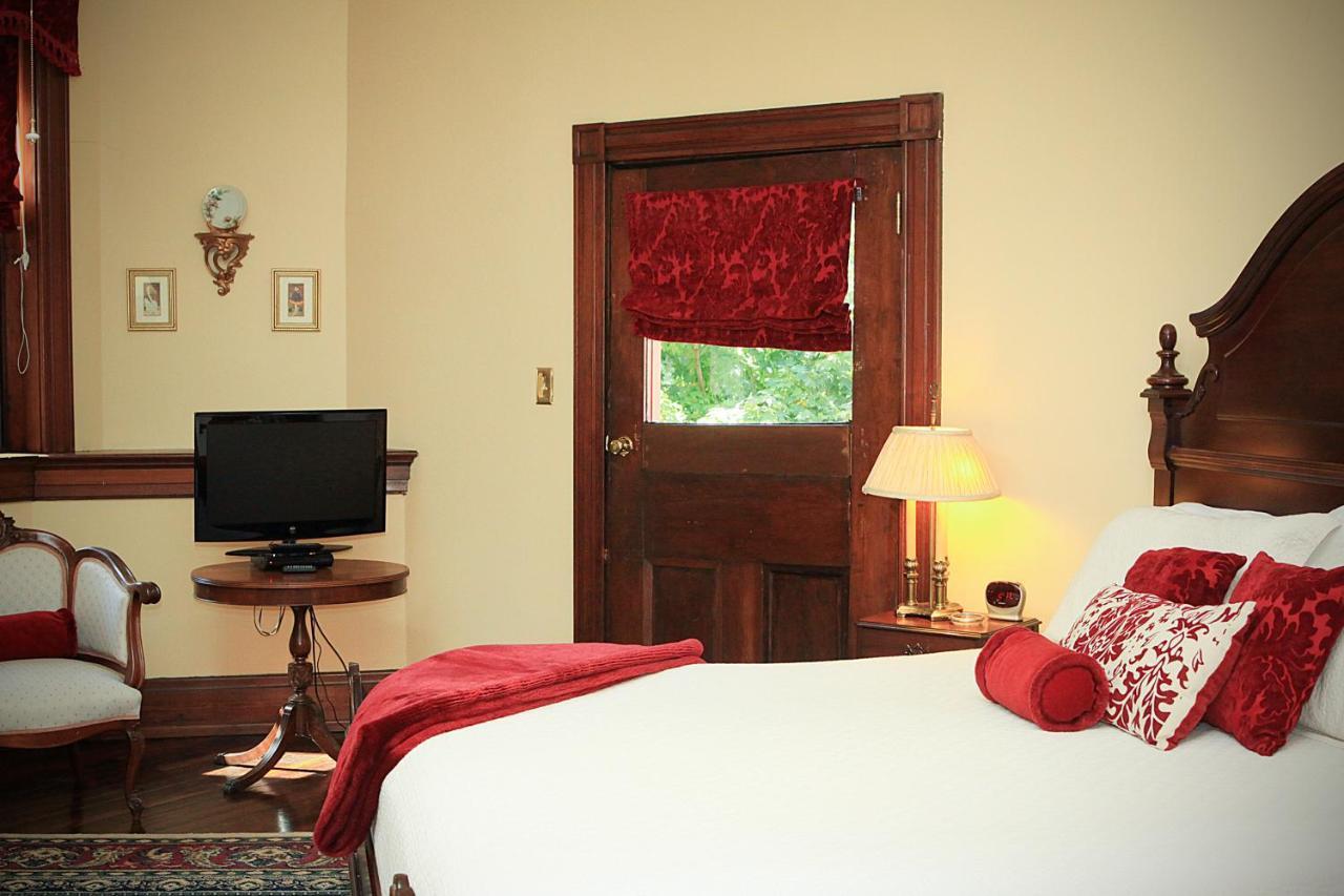 Louisville Bourbon Inn Bagian luar foto